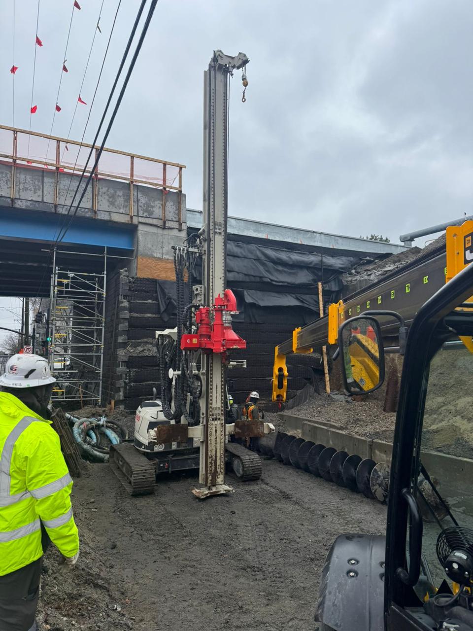 Auger cast pile rig with leader mast